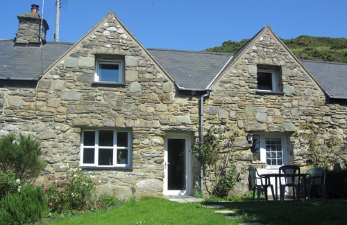 Llwyngwril Cottage | Traditional welsh cottage with Stunning Sea And Mountain Views