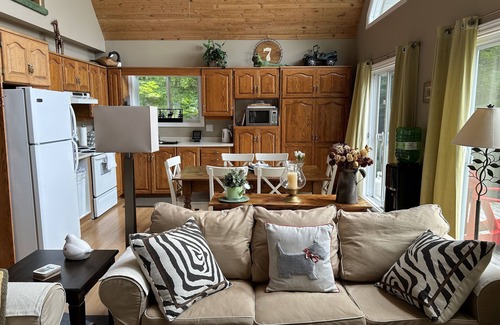 Perry Cottage | Tranquil Bay Lake Waterfront