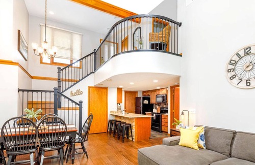 The Galena Territory House | Tranquil Getaway: 3BR All Ensuites: Hot Tub, Fireplace, Firepit | Amenity Access