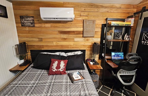 Jordan Road-Canyon Creek House | Tranquil Guest/Tiny house Retreat in Scenic Granite Falls with A/C, Wifi & more.