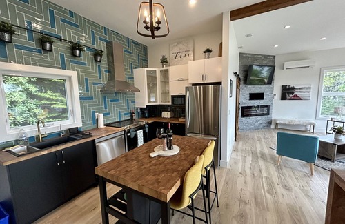 Halifax County House | Tranquil Lakeside Home w/hot tub & sauna - 20 mins from city of Halifax!