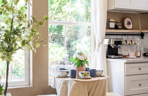 Pomona House | Tranquil Nature Retreat Private Patio & Cozy Charm