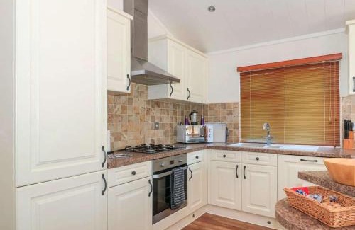 Puxton House | Tranquil Orchard Lodge - Weston-super-Mare