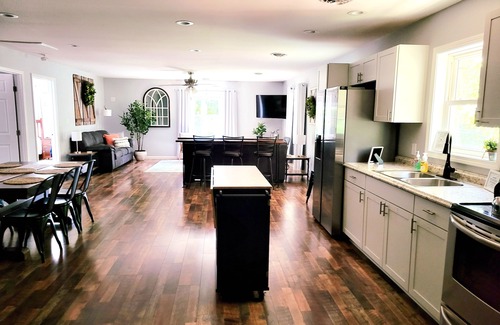 Forest House | Tranquil Retreat-10 Min LU-King Bed-Firepit-Patio-Playset