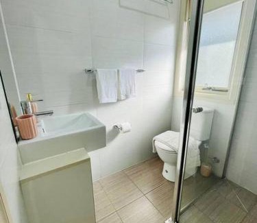 Glenroy House | Tranquil Retreat near to Airport