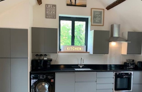 Eldersfield Cottage | Tranquil rural retreat hot tub and pizza oven