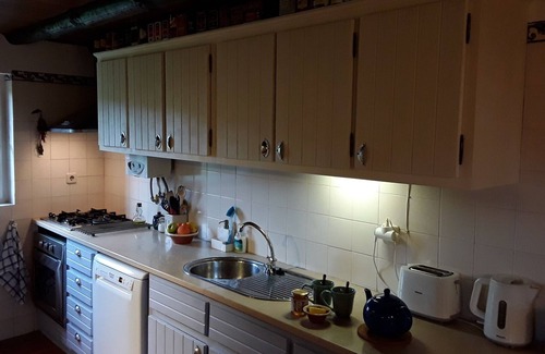 Tomar Cottage | Tranquil stone cottage by lovely lake.