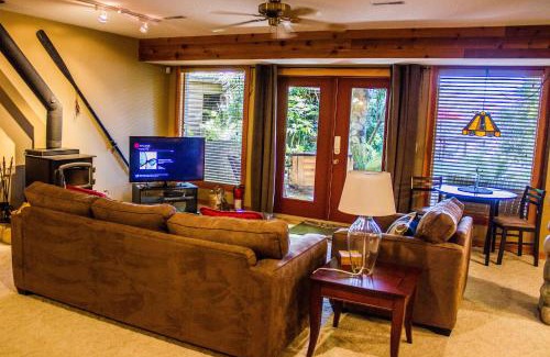 Tuwanek Hotel | Tranquility Bay Waterfront Inn