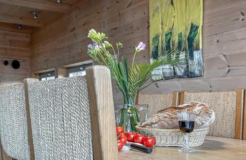 Vogelsang-Warsin Ski Chalet | traumHaff Küstenchalets - einzigartige Chalets an der Ostsee. Ganz aus Lärchenholz mit Kamin und Sauna