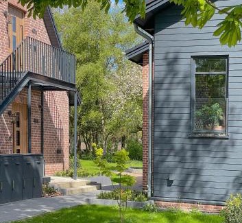 Scheessel Apartment | Traumhafte Ferienwohnung am Park, großer Balkon, voll ausgestattete Küche, Schreibtisch, WiFi, Smart TV, Carport, Wallbox, Fahrräder