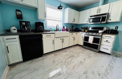 Pine Forest House | Tree Farm Stay Fire Pit & Grill WOW-King Suite