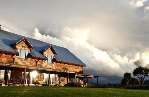 Cheviot Bed & Breakfast | Tree House Lodge Bed & Breakfast