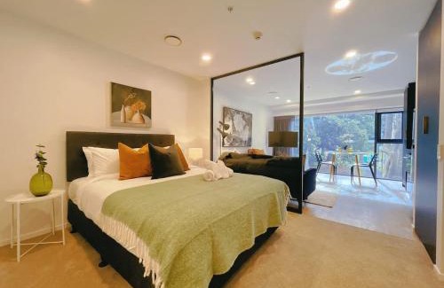 Newton Apartment | Tree-Lined Parkside Holiday Studio with Pool & Gym