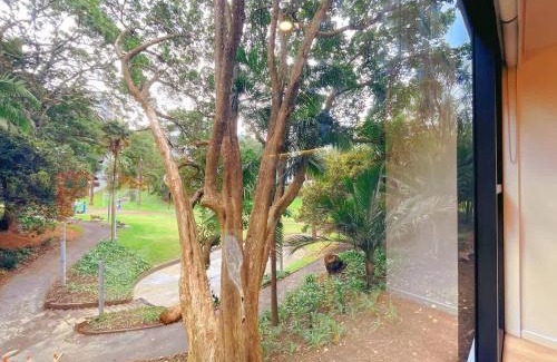 Newton Apartment | Tree-Lined Parkside Holiday Studio with Pool & Gym