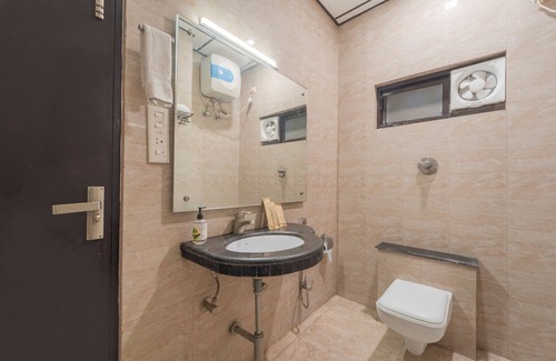 Gomti Nagar Hotel | Treebo Shivam Inn Near Singapore Mall