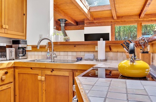 Guerneville House | TreeFort:Warm&FUN Treetop Cabin!Smarthome!OutdoorTV!EV Charger!HtTb,Decks,Pup