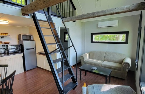 Clare Cabin | Treehouse overlooking the lake