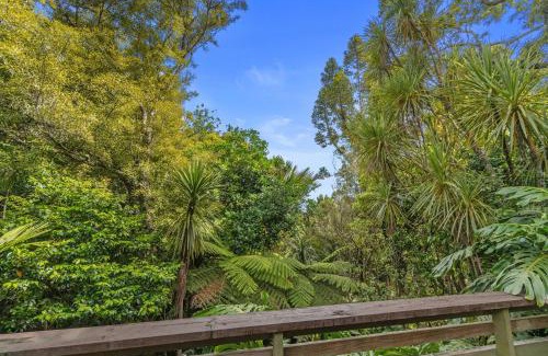 Titirangi House | Treetop Sanctuary - Titirangi Holiday Home