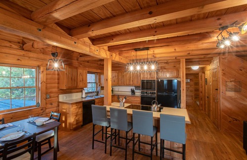 Mars Hill Cabin | Treetops Cabin easy to Asheville w/Comfy King Suite, ❤ Views, fast wifi