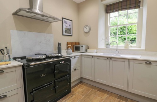 West Linton House | TREFOIL COTTAGE, family friendly, with hot tub in West Linton
