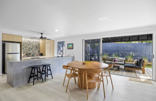 Yaroomba House | Trendy 2-Bed Home with Outdoor Entertainment