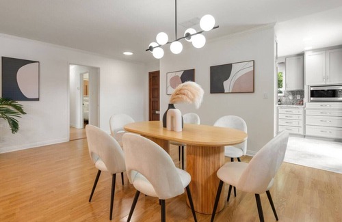 The Plaza House | Trendy Getaway | Hot Tub | 20 mins to Disney