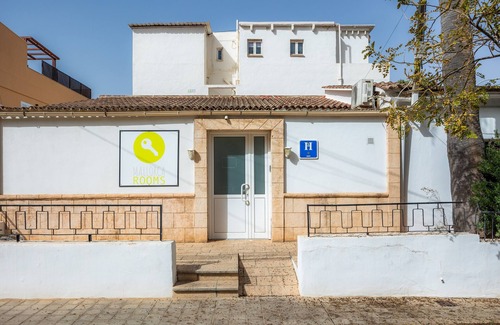 Can Pastilla Apartment | Triple room Nº4 with Shared Terrace, Wi-Fi and Air Conditioning