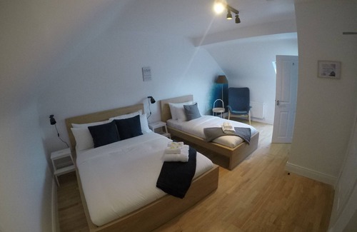 Portmagee Bed & Breakfast | Triple room with ensuite bathroom