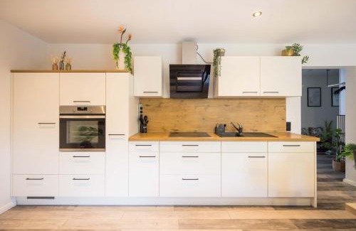 Hof Apartment | Tropengeflüster Penthouse in Hof, Whirlpool, Balkon, Webergrill, Digital Checkin, Parkplatz, Wlan330Mbit