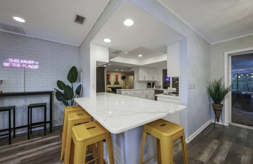 Bayhaven House | Tropical 5BR Pool Beach House - 5min from Beaches!