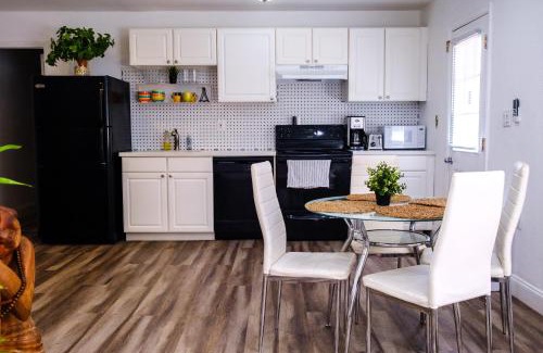 Central Oakland Park Apartment | Tropical Hideaway!