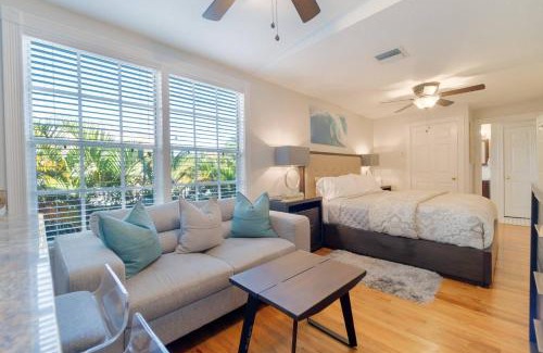 Grandview Heights House | Tropical Nola Studio Vacation Rental