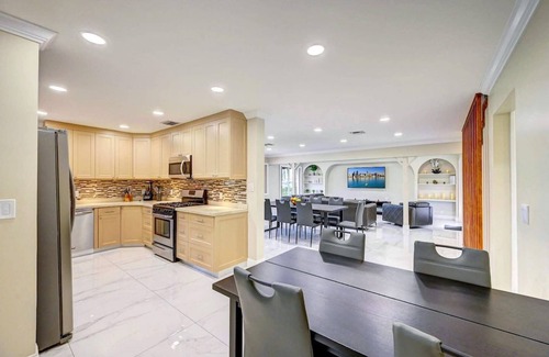 Hollywood Lakes Villa | Tropical Oasis 6BR/4BR Villa Pool & Billiard Room