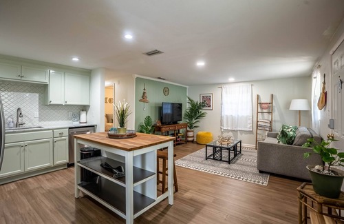 South Seminole Heights House | ☆Tropical Oasis☆ Luxury Pool & Ace Location