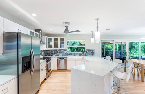 Ridge Lakes House | Tropical Oasis! NEW Listing just blocks to the beach. 5 ⭐️ FIFA World Cup 1.5hr