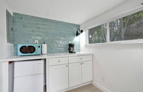 Sailboat Bend Apartment | Tropical Oasis: Studio w/Pool