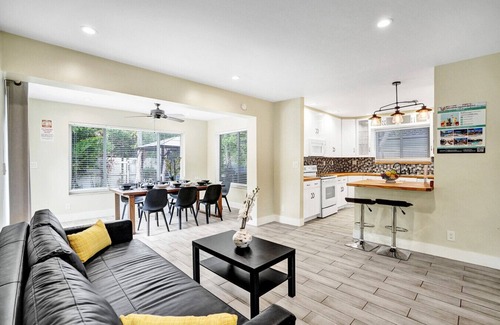 Hollywood Lakes House | Tropical Palm Oasis Heated Pool near Beach