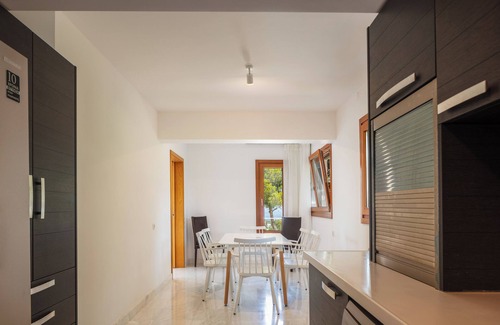 Akrotiri Villa | Tropical Private Oasis: 60m2 pool, ΒΒQ, pool table