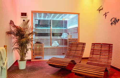 Budesheim Apartment | Tropical Wellness Suite I Sauna I Whirlpool I Hot Tub I TV I BBQ