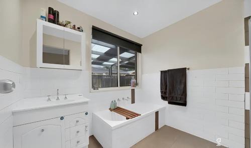 Truganina House | truganina's best accommodation