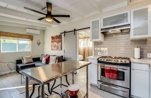 Grant - Glenn House | Tucson Spring Street (right unit) · New!|Chic Duplex in Tucson|UofA|1 of 2