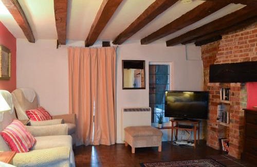 Romsey House | Tudor Cottage Studio