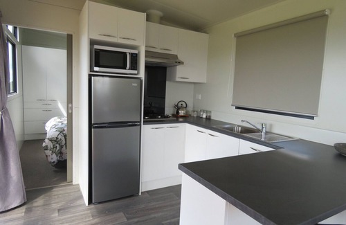 Cable Bay Cabin | Tuis Scenic Retreat