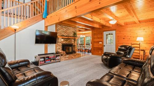 Brevard House | Twin Creeks Lodge by AvantStay 33 Acre Retreat