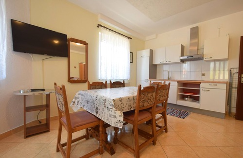 Vantacici Apartment | Two bedroom apartment near beach Vantačići, Krk (A-19406-c)