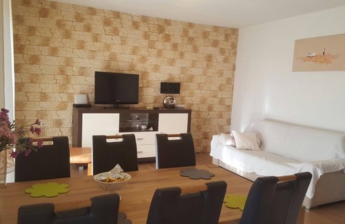 Kustici Apartment | Two bedroom apartment with terrace Zubovići, Pag (A-9363-c)
