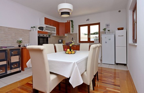 Lun Apartment | Two bedroom apartment with terrace and sea view Lun, Pag (A-21905-a)