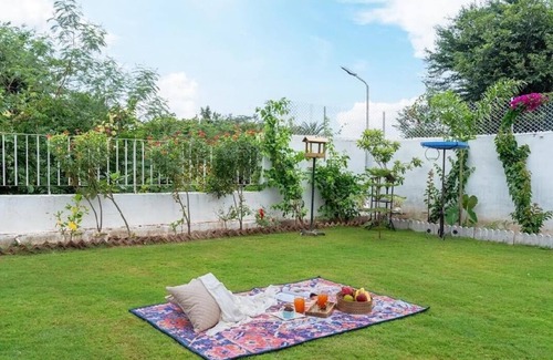 Bedla Villa | Two-bedroom boutique homestay with a serene view of Lake Lakhawali and Aravalis.