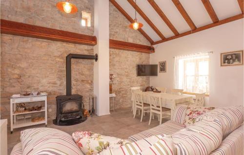 Drnis House | Two-Bedroom Holiday Home In Pakovo Selo