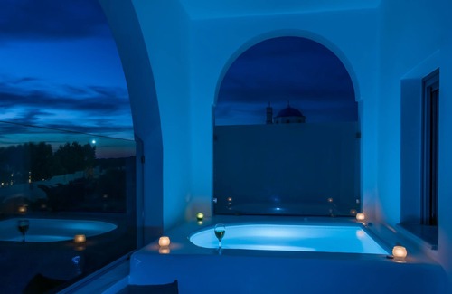 Megalochori House | Two Bedroom Luxury Villa With outdoor Hot Tub and Caldera View